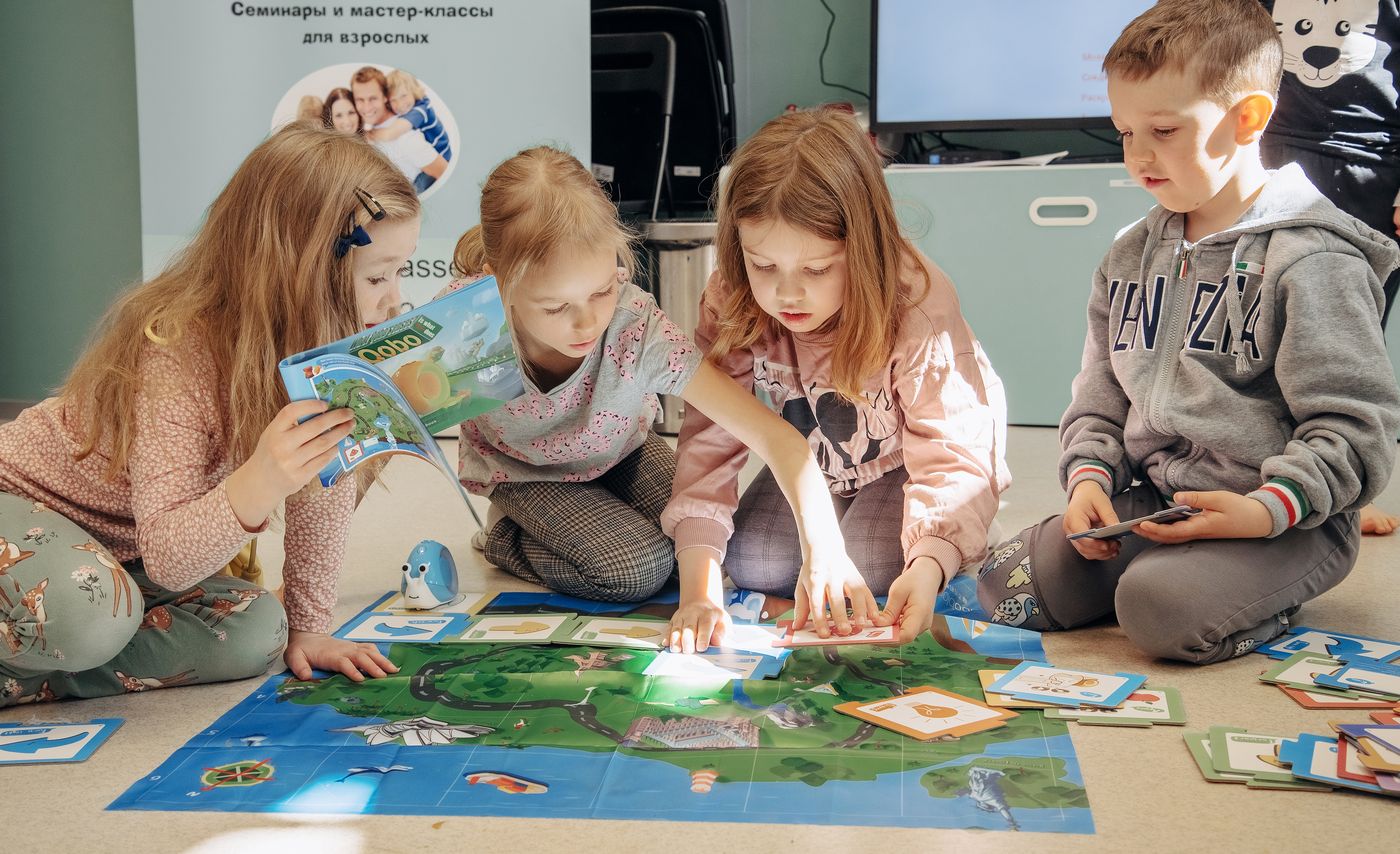 Neli last mängivad põrandamängu Happy Classesi tunnis